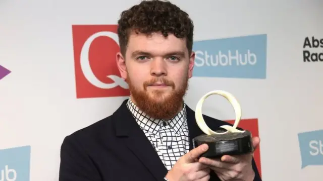 حصل المغني الصاعد على جائزة مسابقة "الجوائز البريطانية"