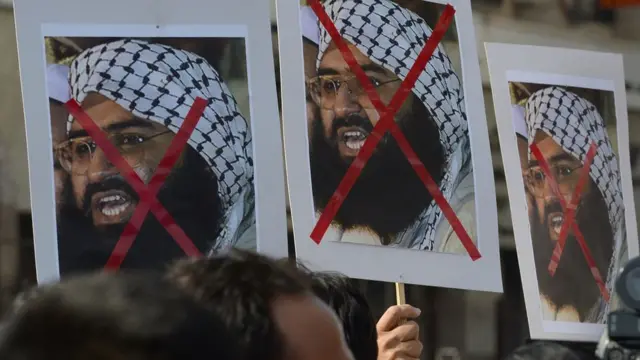 Mesud Azhar pankartı