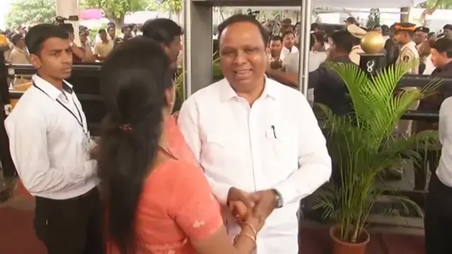 भाजप आमदार आशिष शेलार यांचं स्वागत करताना सुप्रिया सुळे