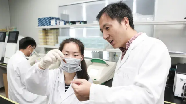 هيه وأحد أفراد فريقه عام 2016