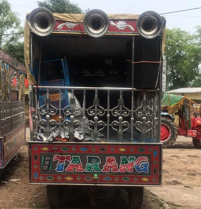 ਆਰਕੈਸਟਰਾ ਵਾਲੀਆਂ ਕੁੜੀਆਂ