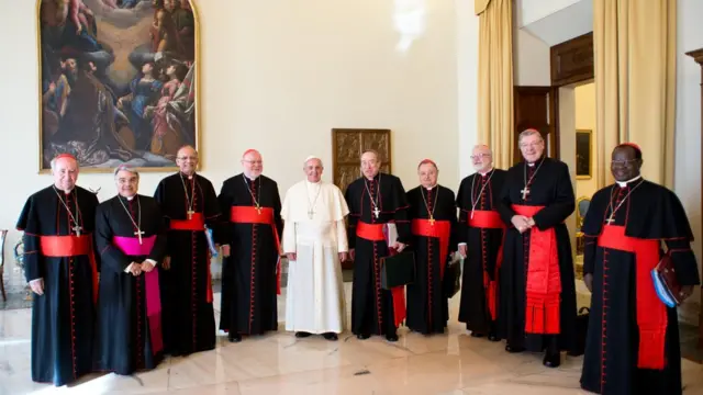 Una foto de archivo del papa Francisco con el C-9