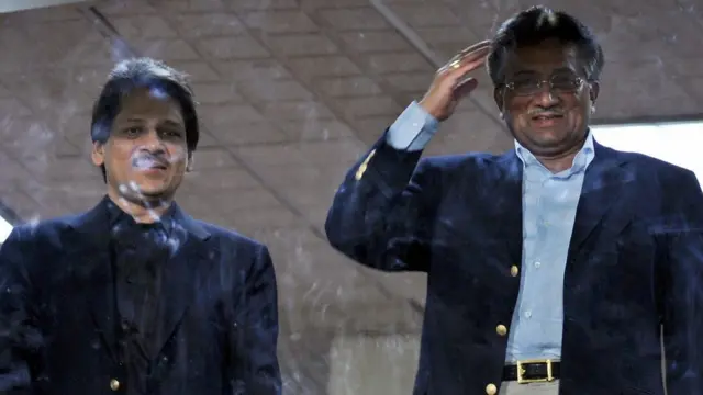 پرویز مشرف اور عشرت العباد (فائل فوٹو)