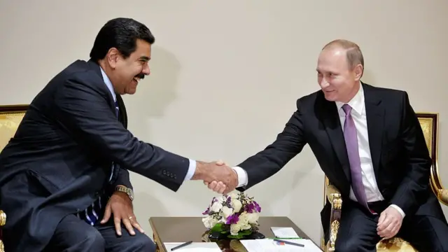 Nicolás Maduro e Vladimir Putin apertam as mãos