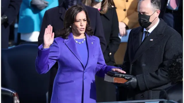 كامالا هاريس تؤدي اليمين