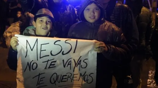 Niños argentinos esperan bajo la lluvia la llegada de la selección nacional, que perdió la final de la Copa América ante Chile.