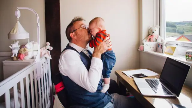 घर से दफ्तर का काम करता आदमी