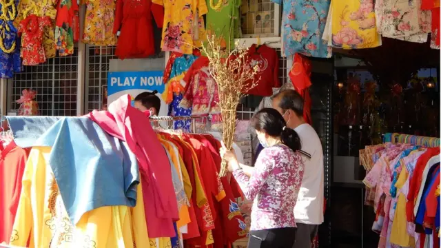 Mua hoa và sắm áo dài đón tết