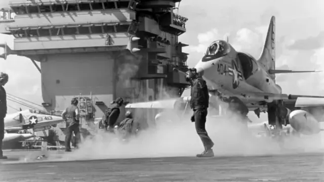 ટોંકિનની ખાડીમાં થયેલા યુદ્ધમાં અમેરિકાના ઉત્તરી વિયતનામ પર હવાઈ હુમલા વધારવાનો અવસર આપ્યો