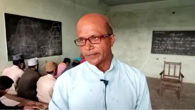 गोरखपुर के दारूल उलूम हुसैनिया मदरसे में अंग्रेजी के शिक्षक मोहम्मद आजम