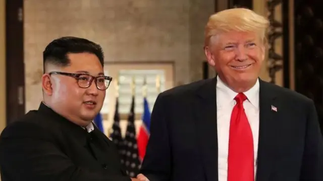 Bwana Kim (ibumoso) na Bwana Trump babaye abategetsi ba mbere b'ibihugu byombi bagiranye inama bakiri ku butegetsi