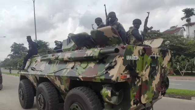 அவசரநிலை அறிவிக்கப்பட்டபின் கொழும்பு நகரில் குவிக்கப்பட்டுள்ள ராணுவம்