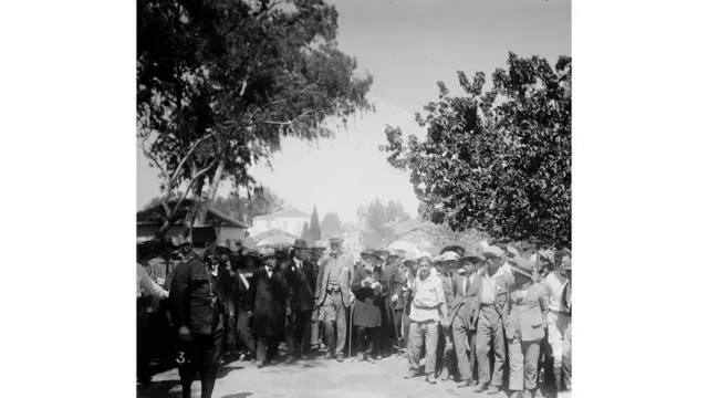 Arthur Balfour visite les colonies juives de Palestine.