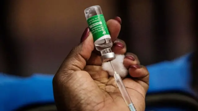 Une infirmière préparant un vaccin dans un centre de Nairobi au Kenya