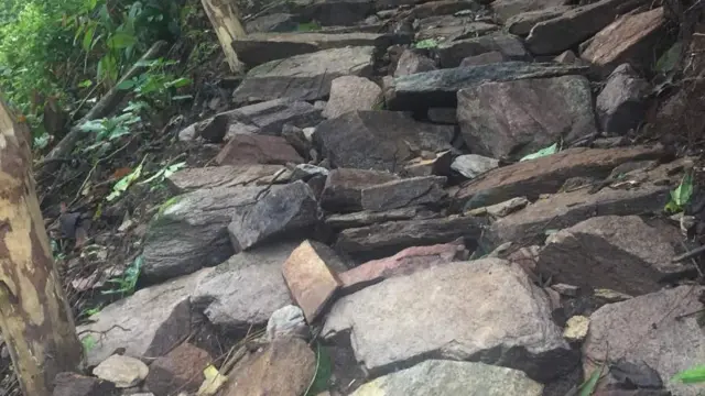 Inzira abatwa bakoze, bayisasamwo amabuye