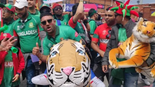 স্টেডিয়ামে ঢোকার আগে বাংলাদেশ দলের সমর্থরা