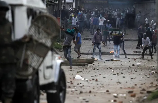 सुरक्षा बलों के साथ प्रदर्शनकारियों की झड़प