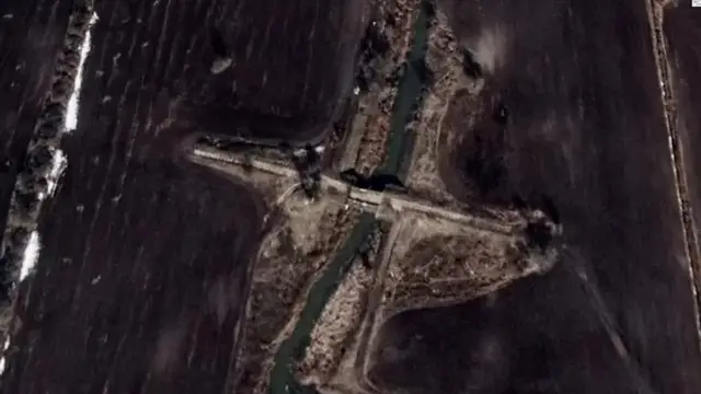 Спутниковая фотография, мост через реку