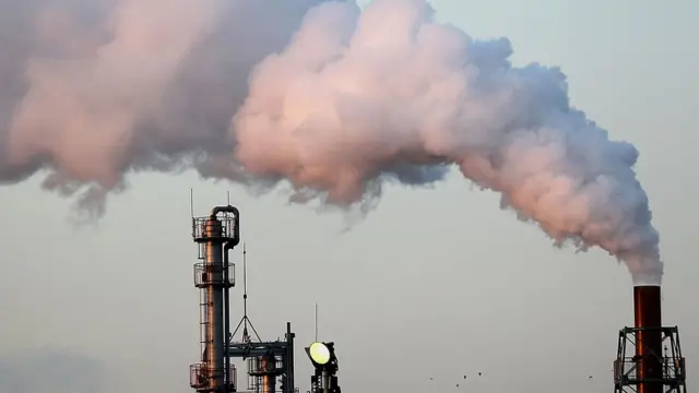 Smoke wey dey comot from factory