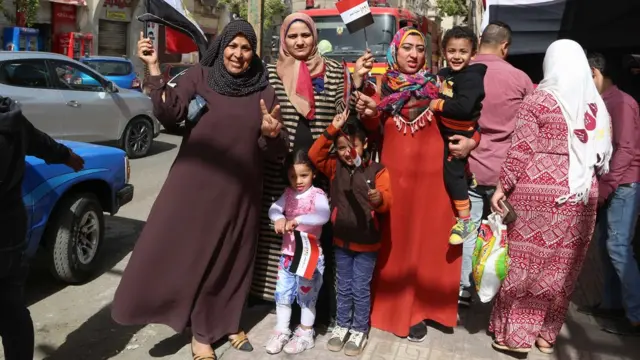 سيدات يتجهن للإدلاء بأصواتهن في مراكز الاقتراع