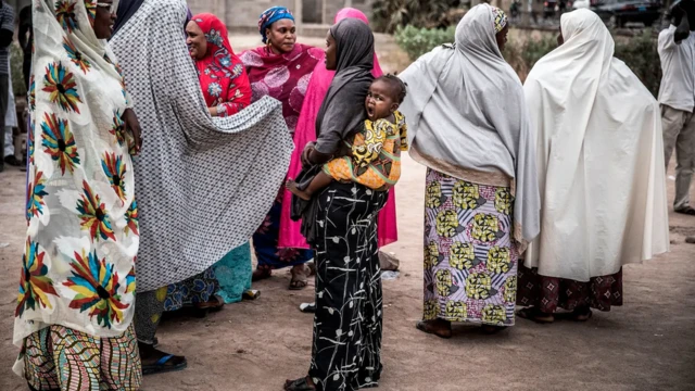 Une étude a montré que le fait de porter un bébé peut réduire son rythme cardiaque et la quantité de ses pleurs