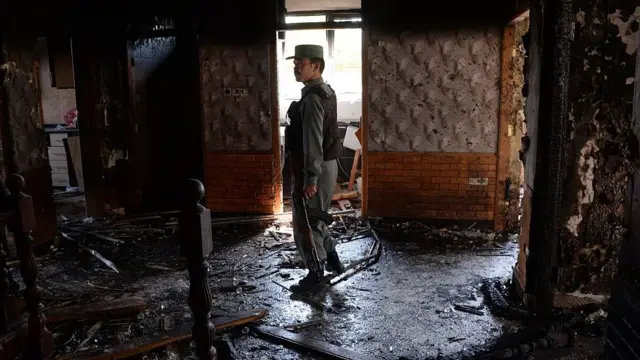 Afganistan'ın başkenti Kabil'de Taliban'ın saldırısı sonrası bir güvenlik görevlisi.