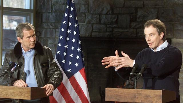 بلير يحاول، في مؤتمر صحفي مع بوش، إقناع العالم بضرورة الحرب على العراق.