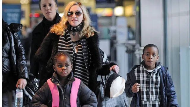 Madonna a adopté deux enfants, originaire du Malawi, David Banda Ritchie et Mercy.