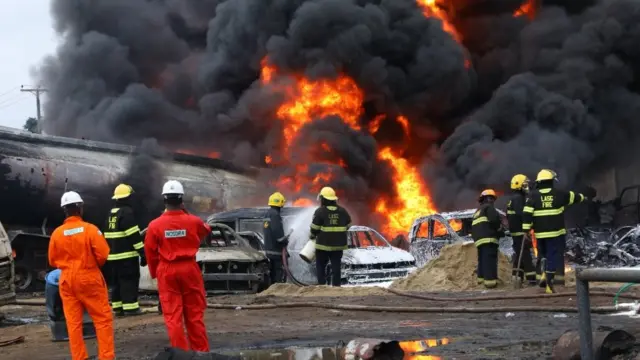 Awọn osisẹ panapana n sisẹ lati pa ina to n jo ati mọto to n jona