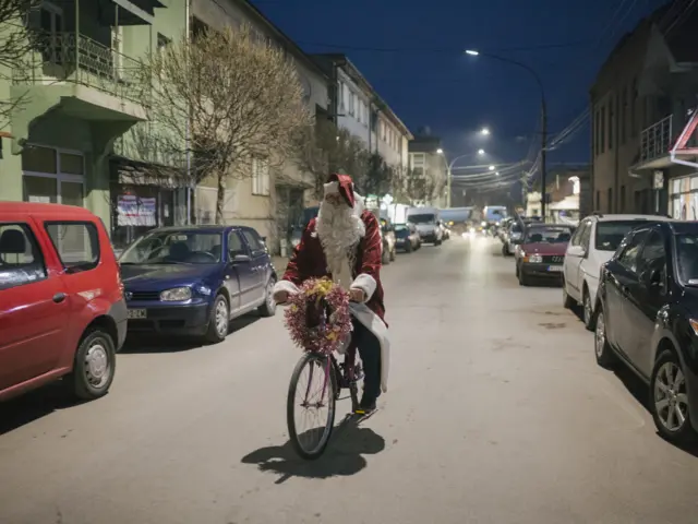 Deda Mraz na biciklu