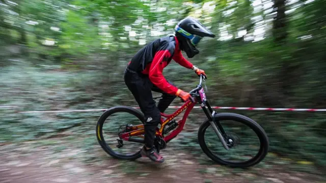 Veliki rizik od povreda iziskuje zaštitnu opremu od glave do pete, kacige, štitnici za kolena, laktove, leđa i cevanice su obavezni