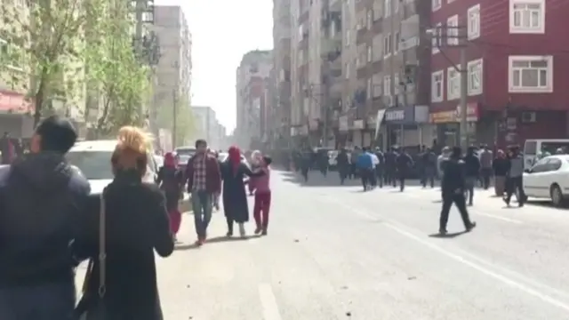 أتراك يجرون من مكان الانفجار في ديار بكر