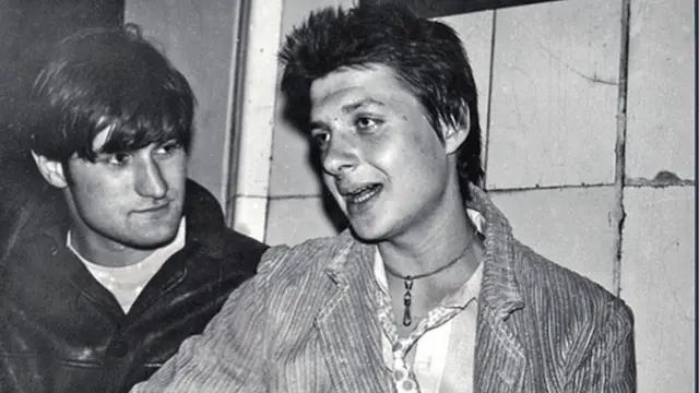 Игорь Шолк (слева) с лидером группы Автоматические удовлетворители Андреем Свиньей Пановым