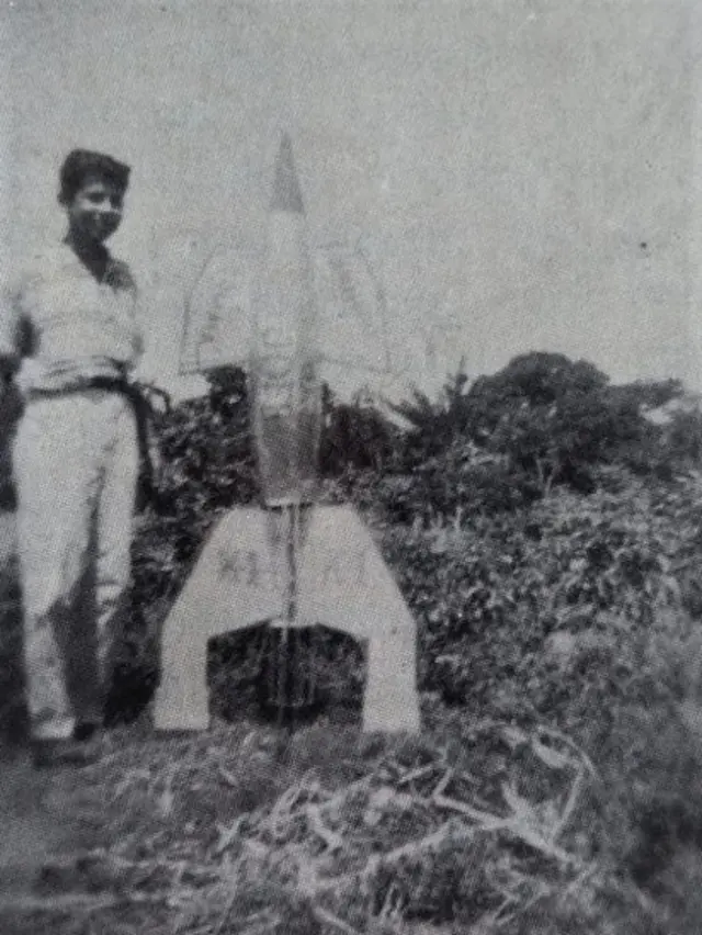 Ricardo Galindo junto al cohete casero