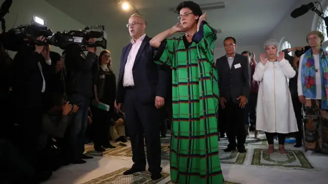 أستاذة العلوم السياسية، السويسرية-اليمنية، إلهام مانع تؤم صلاة في برلين في حزيران/يونيو 2017