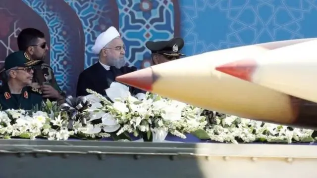 حسن روحانی در رژه ارتش