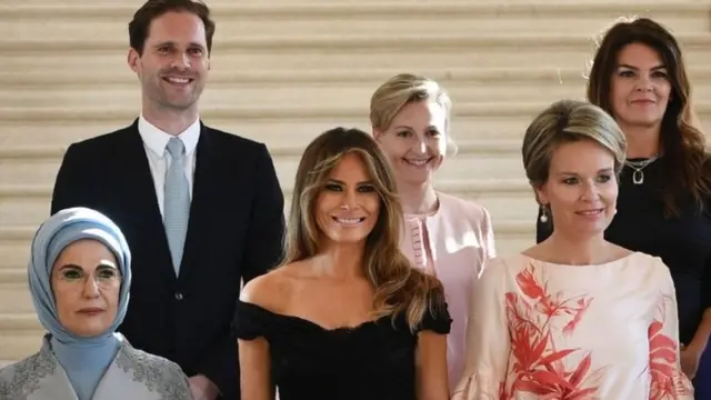 Дружина Реджепа Таїпа Ердогана Еміне (крайня зліва) не виглядає задоволеною