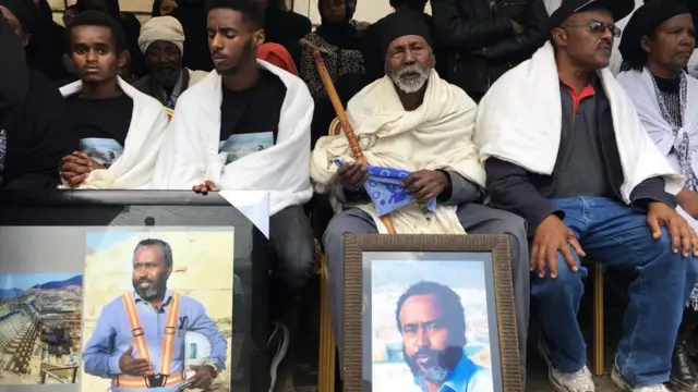 (ከግራ ወደ ቀኝ) የኢንጅነር ስመኘው ሁለት ልጆች እና ወላጅ አባት