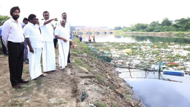 கூவம் நதியைப் பார்வையிடும் அமைச்சர்கள் வேலுமணி, ஜெயக்குமார், பெஞ்சமின் அதிகாரிகள்