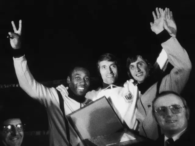 پاول فان‌هیمست همراه با پله (چپ) و یوهان کرویف (راست)