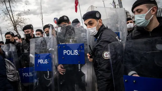 Polis eylemlerde öğrencilere şiddet uygulamakla eleştiriliyor.