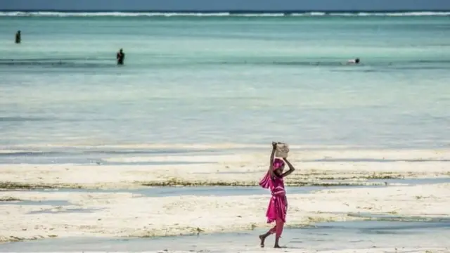 Uwepo wa kimbunga hafifu baharini, unatarajiwa kusababisha mawimbi makubwa.