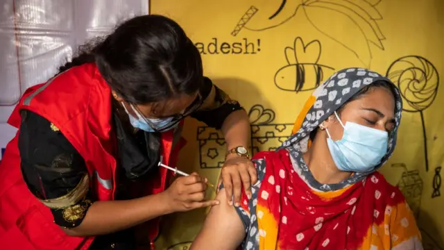 ঢাকার বনানীতে একজনকে টিকা দেয়া হচ্ছে, ১২/১১/২০২১