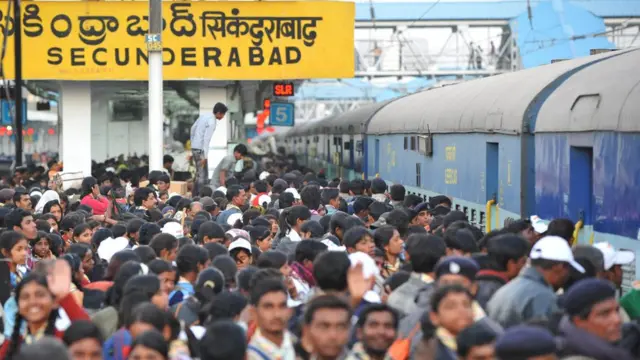 రైల్వే స్టేషన్ లో రద్దీ