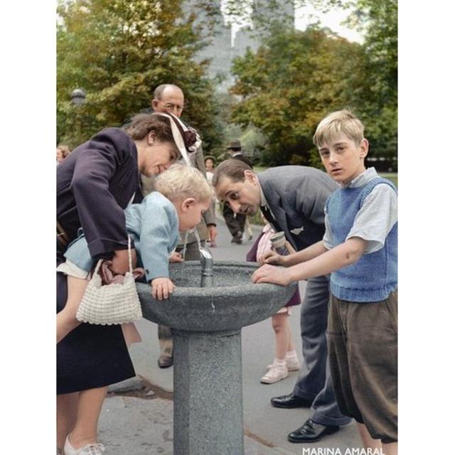 Família em bebedouro do Central Park, em Nova York, em 1942