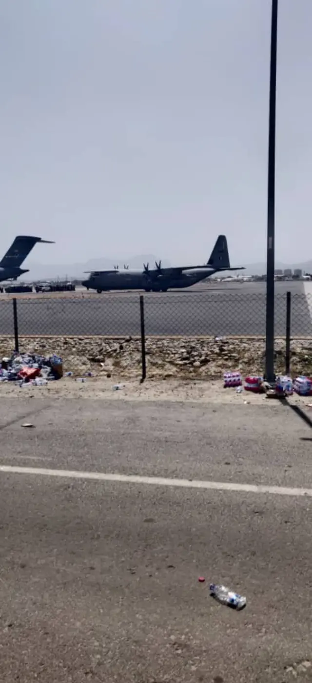 కాబూల్ ఎయిర్ పోర్టులో ప్రయాణికులను తరలించే సి-17 విమానాలు