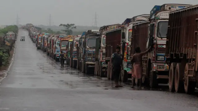 ટ્રકોની લાઇન