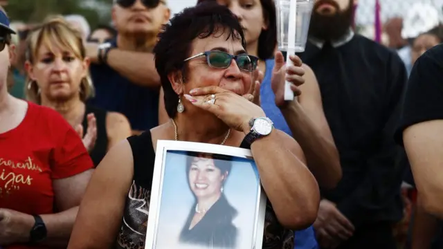 Lupe López sostiene una foto de Elsa Mendoza Marquez, una profesora mexicana de Ciudad Juárez que fue asesinada en el tiroteo