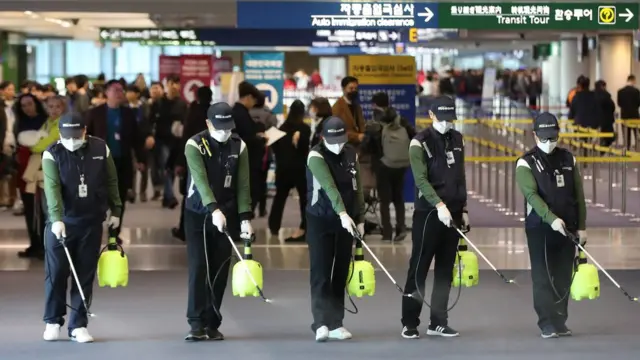 Aeroporto na Coreia do Sul sendo desinfectado por causa do coronavírus