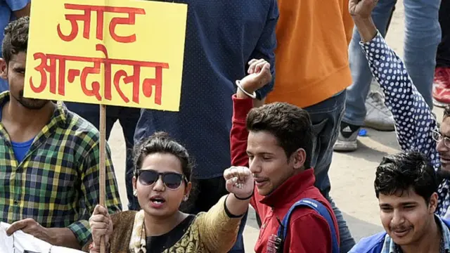 જાટ અનામતની માગ કરી રહેલી યુવતીની તસવીર